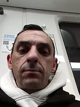 hotmen83 online show from April 18, 2026, 10:32 pm