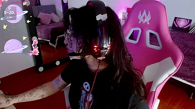 larah uwu online show from September 15, 2025, 8:20 pm