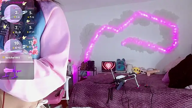 larah uwu online show from September 27, 2025, 7:35 am