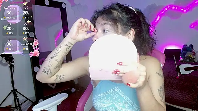 larah uwu online show from October 6, 2025, 7:33 pm