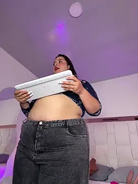 SamanthaDiamonds  online show from September 19, 2025, 6:37 am