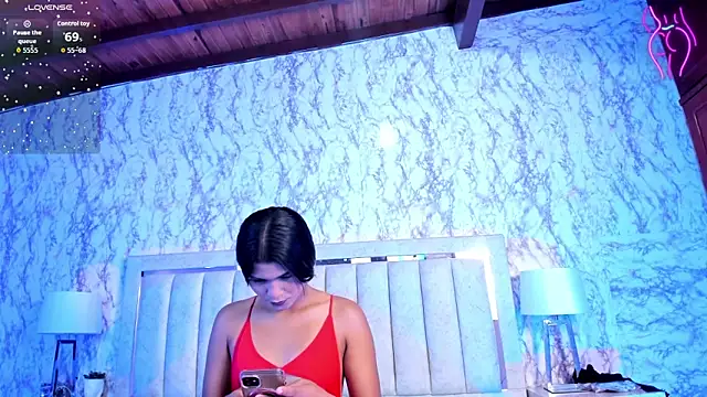 AlaiaMoretti online show from September 24, 2025, 5:44 am