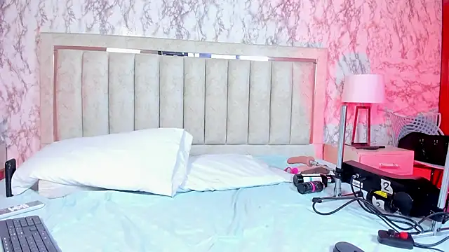 AlaiaMoretti online show from November 25, 2025, 1:16 am