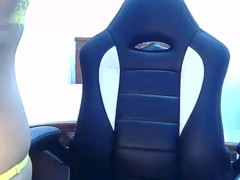 lovelynie123 online show from September 21, 2025, 9:05 pm