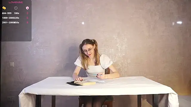Snapshot of BeatrixHiett chatting on October 4, 2025, 3:59 am BeatrixHiett online show from October 4, 2025, 3:59 am