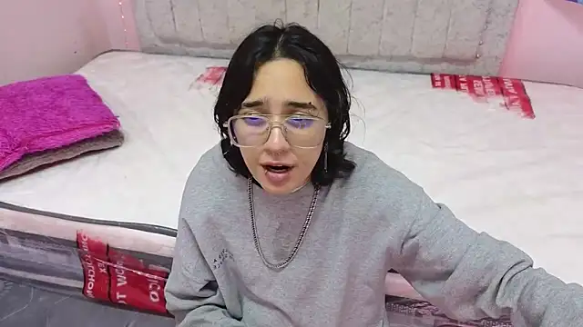 katalinathxandbritney1 online show from September 14, 2025, 9:58 pm