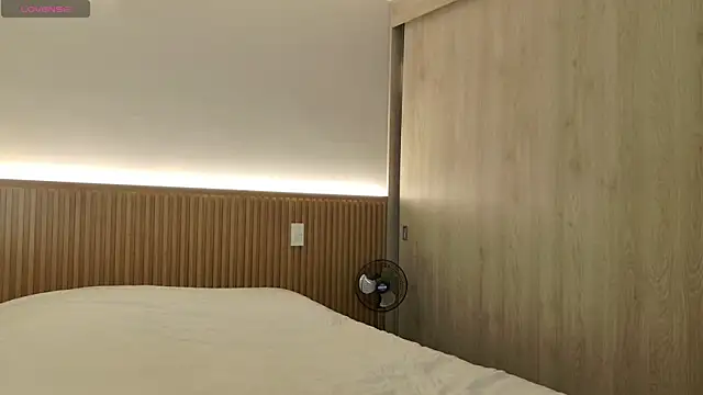 karinasantos  online show from September 11, 2025, 1:00 pm