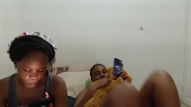 Snapshot of EssenceLovers chatting on January 6, 2026, 7:39 pm EssenceLovers online show from January 6, 2026, 7:39 pm