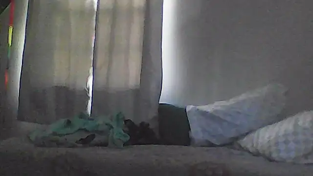 sarahkat86 online show from April 3, 2026, 9:57 pm