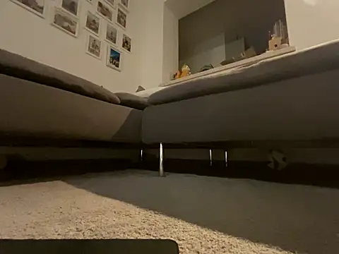 Honeymoon1985 online show from April 2, 2026, 6:49 pm