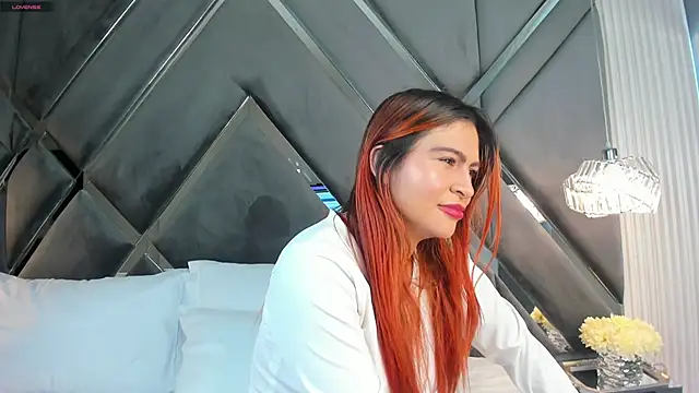 CoraimaSahin online show from December 17, 2025, 4:29 am