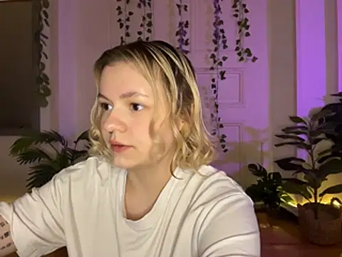 Snapshot of MoonIvy_ chatting on August 6, 2026, 8:22 pm MoonIvy online show from August 6, 2026, 8:22 pm