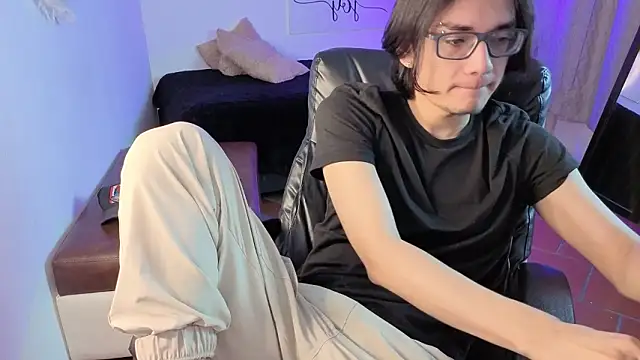 Snapshot of davoxer chatting on February 7, 2026, 3:43 am davoxer online show from February 7, 2026, 3:43 am