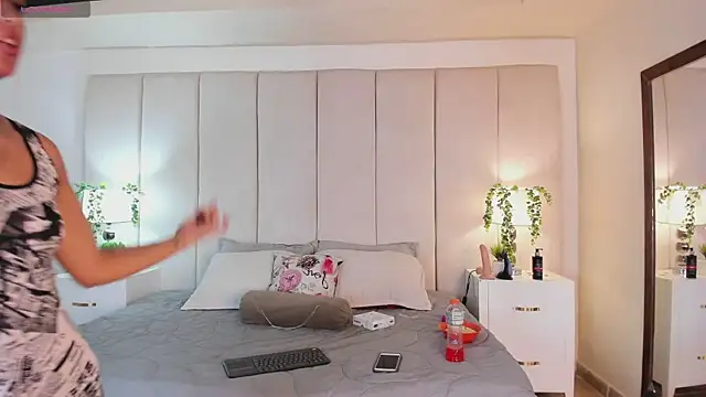 mia rousse25 online show from October 16, 2025, 1:45 pm