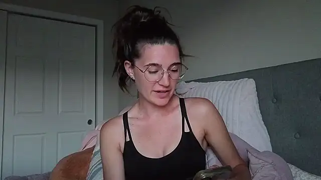 Snapshot of bambifarrina chatting on June 7, 2026, 1:32 am bambifarrina online show from June 7, 2026, 1:32 am