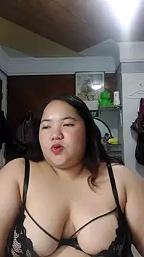LianaCruzado online show from July 30, 2026, 1:43 pm