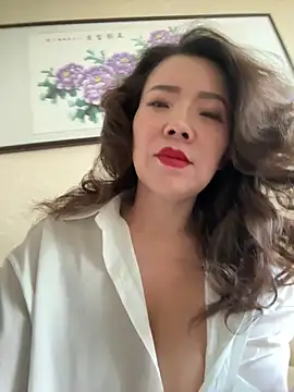 anna yngs online show from June 3, 2026, 1:52 am