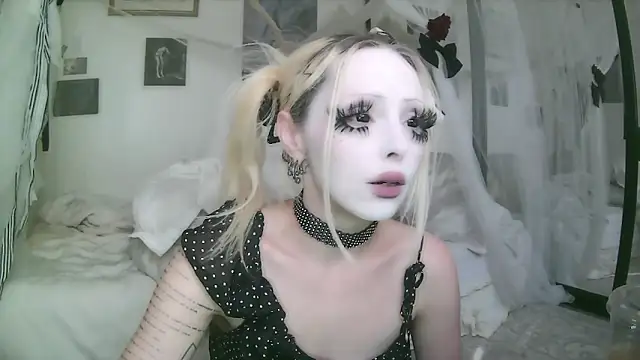 bl0odsyring3 online show from April 19, 2026, 7:27 pm