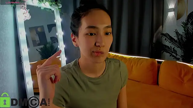 FlirtyAura online show from April 1, 2026, 12:50 pm