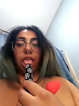 Lovelyrainn online show from September 19, 2025, 5:13 pm