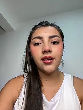 Snapshot of Lupe_19 chatting on September 25, 2025, 5:11 am Lupe 19 online show from September 25, 2025, 5:11 am