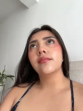 Snapshot of Lupe_19 chatting on October 5, 2025, 5:44 pm Lupe 19 online show from October 5, 2025, 5:44 pm