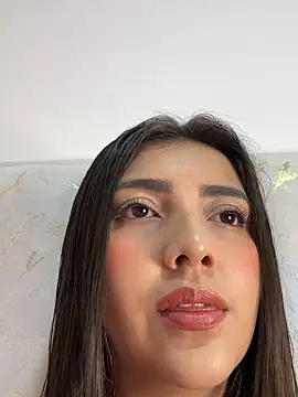Snapshot of Lupe_19 chatting on October 19, 2025, 11:38 pm Lupe 19 online show from October 19, 2025, 11:38 pm