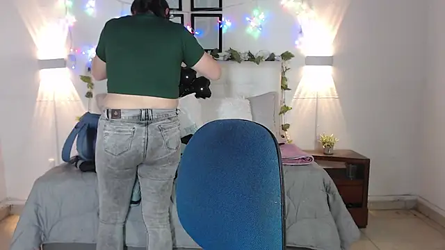 Megan 05  online show from March 3, 2026, 7:20 pm