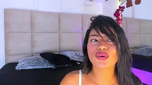 AmberMoss1 online show from April 5, 2026, 2:47 pm