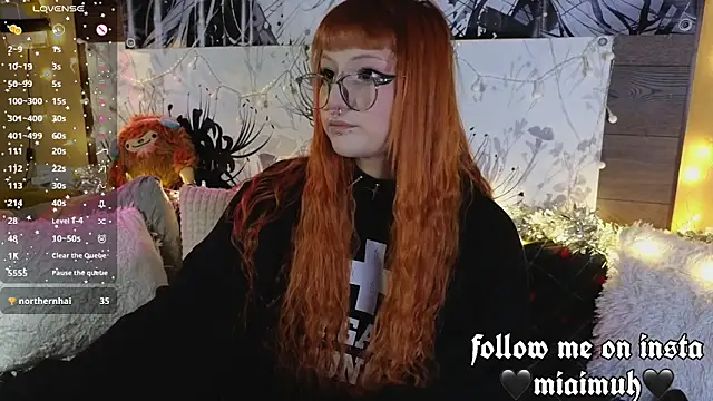 mia  yui online show from December 19, 2025, 9:44 pm