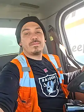 luis97fer online show from April 29, 2026, 6:36 pm