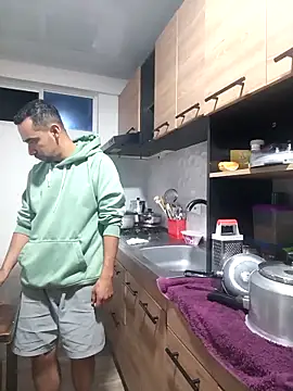 stivenlujan69 online show from November 9, 2025, 1:37 am