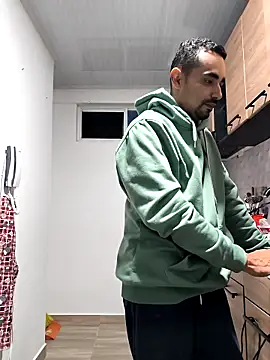 stivenlujan69 online show from November 13, 2025, 11:25 pm