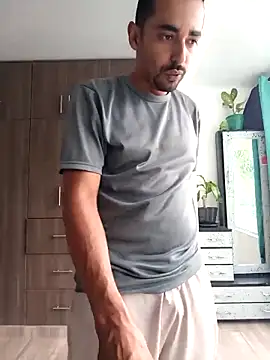 stivenlujan69 online show from November 23, 2025, 2:17 pm