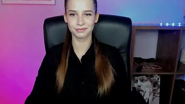 LuxMaya online show from December 19, 2025, 7:37 am