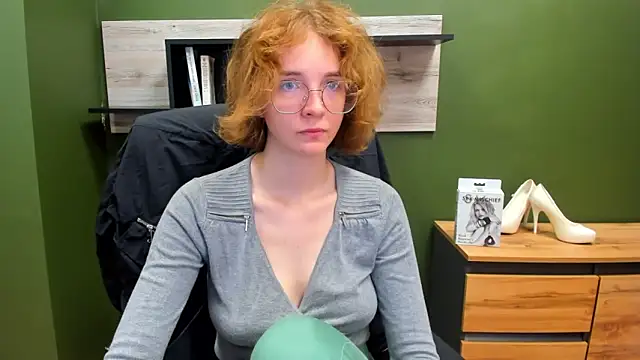 juicyPenny online show from September 12, 2025, 6:24 am