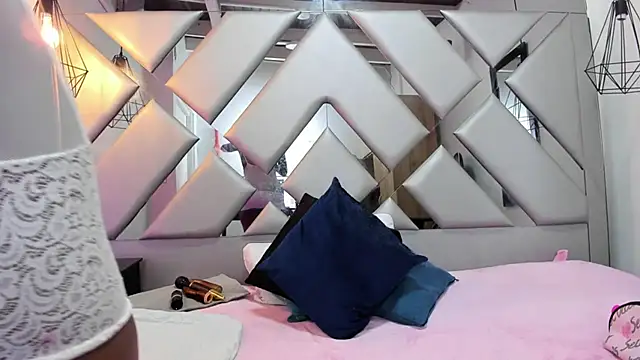 Lorenn Hill online show from October 1, 2025, 1:06 pm