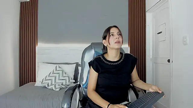 Snapshot of Emmy_Meadows chatting on October 23, 2025, 8:07 pm Emmy Meadows online show from October 23, 2025, 8:07 pm