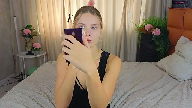 Snapshot of SoftBliss chatting on September 25, 2025, 6:39 am SoftBliss online show from September 25, 2025, 6:39 am