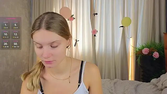 Snapshot of SoftBliss chatting on October 4, 2025, 6:33 am SoftBliss online show from October 4, 2025, 6:33 am