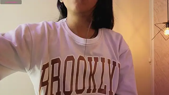 Snapshot of Sheilly_brown chatting on June 25, 2026, 7:40 pm Sheilly brown online show from June 25, 2026, 7:40 pm