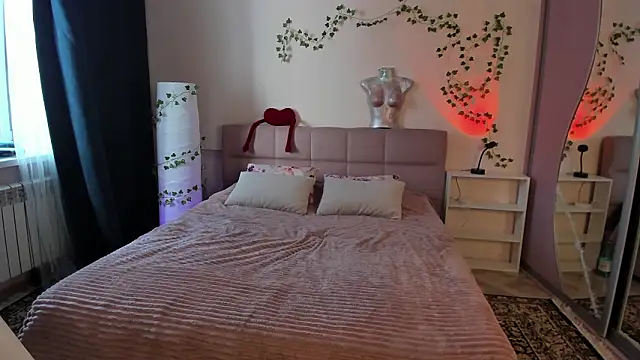 EmyRosaly online show from March 27, 2026, 5:57 am