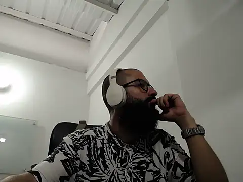 Snapshot of FranccoJ chatting on November 4, 2025, 5:45 pm FranccoJ online show from November 4, 2025, 5:45 pm