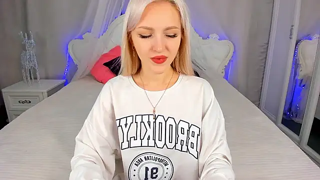 LisaFoxyMe online show from November 12, 2025, 9:10 am