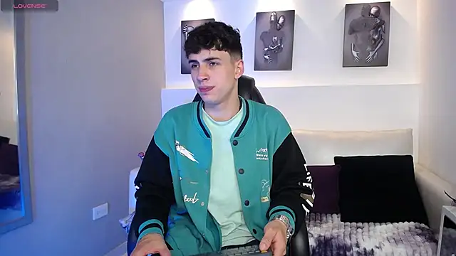 AdrianRinaldi online show from October 6, 2025, 8:28 pm