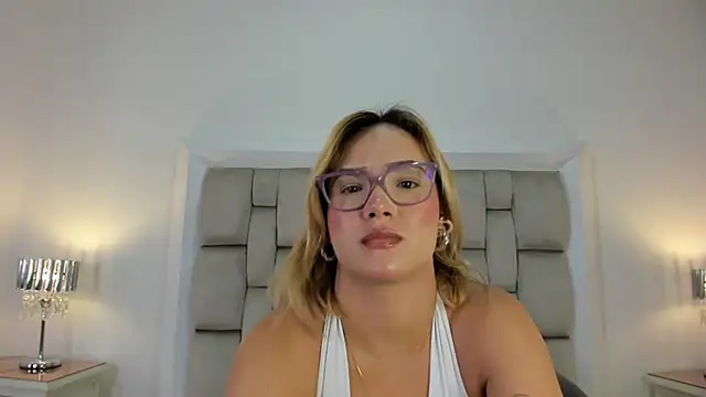 Snapshot of frehia_dimou chatting on April 24, 2026, 11:23 am frehia dimou online show from April 24, 2026, 11:23 am