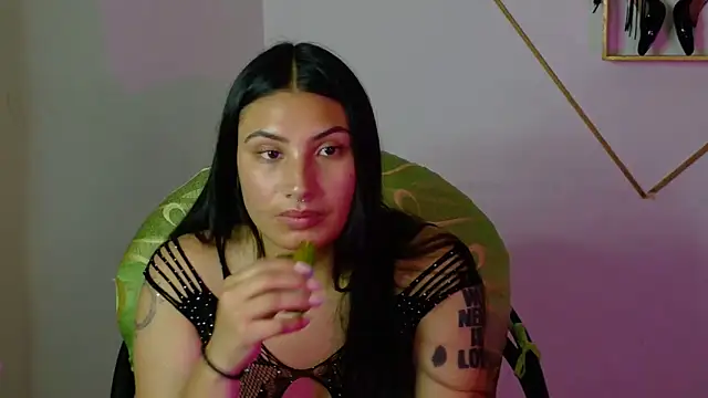 Snapshot of Linda_andrew chatting on February 5, 2026, 6:45 pm Linda andrew online show from February 5, 2026, 6:45 pm