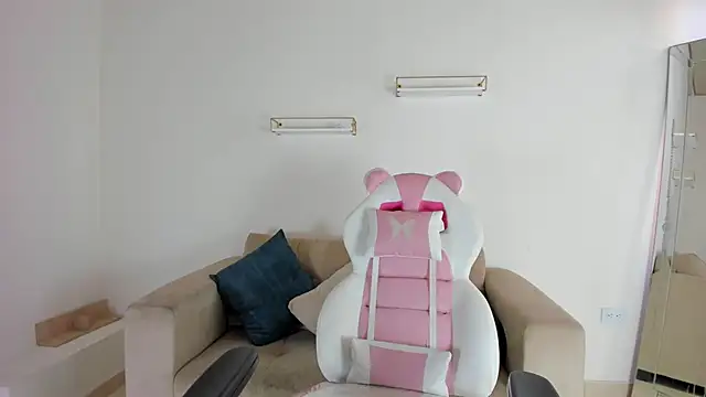 april smiith online show from October 20, 2025, 12:16 pm