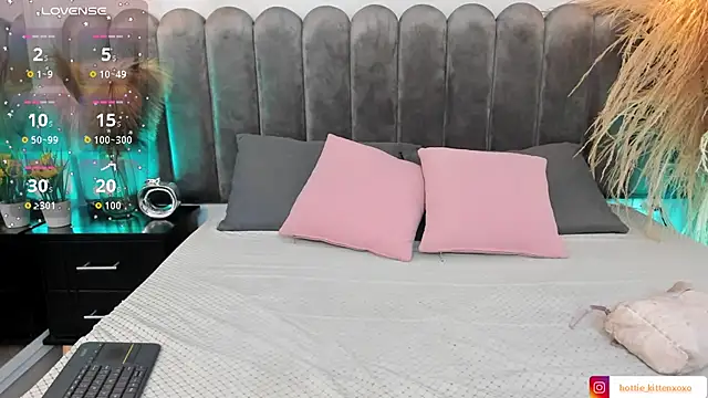 Viollet xoxo online show from October 12, 2025, 12:26 pm