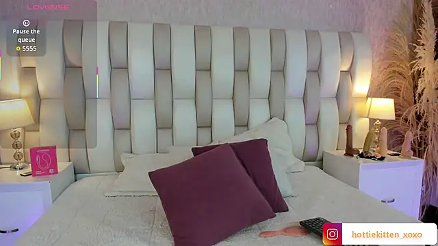 Snapshot of Viollet_xoxo chatting on February 4, 2026, 8:03 pm Viollet xoxo online show from February 4, 2026, 8:03 pm